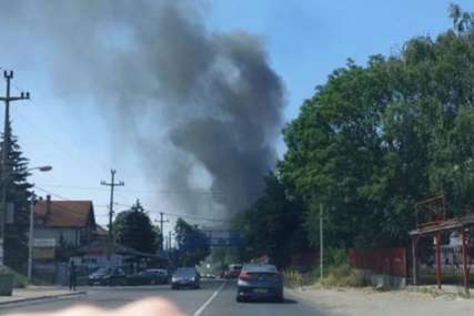 Buktinja usred dana: Četiri vatrogasna vozila gase kuću u plamenu