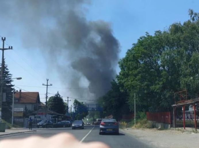 Buktinja usred dana: Četiri vatrogasna vozila gase kuću u plamenu