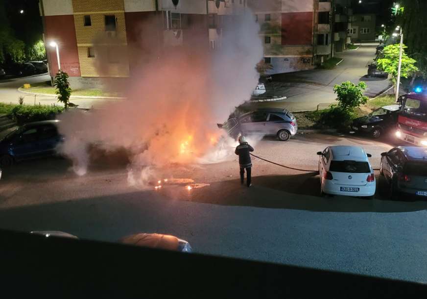 Buktinja u Doboju: Ponovo gorio automobil bivšeg momka Fatalne Saške (FOTO)