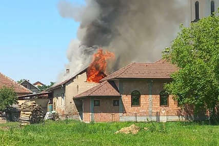 GORI CRKVA Zapalila se palionica za svijeće, vatrogasci gase požar (FOTO)