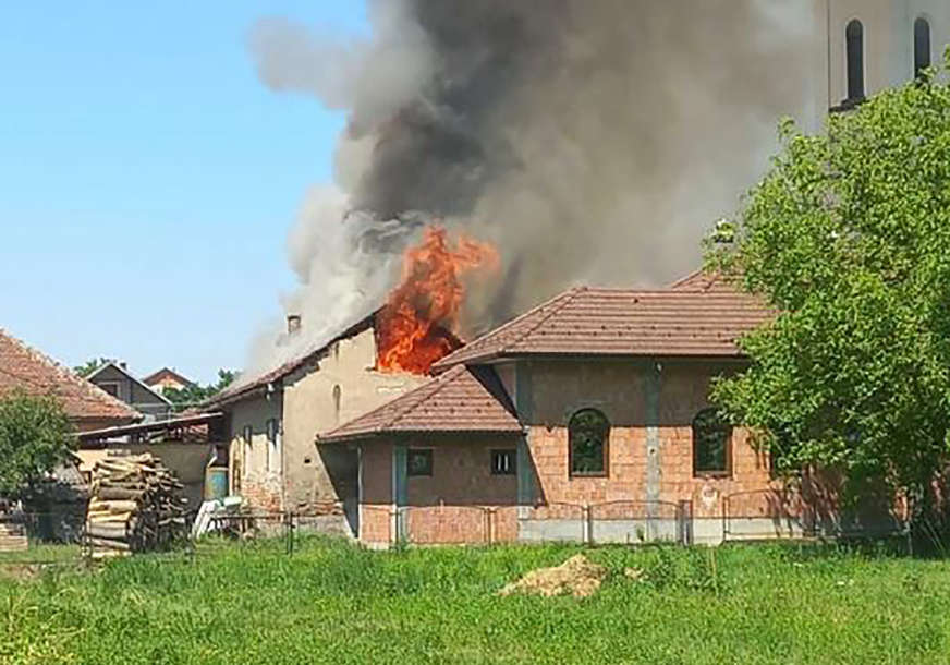 GORI CRKVA Zapalila se palionica za svijeće, vatrogasci gase požar (FOTO)