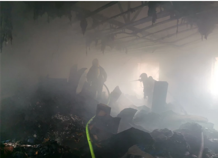MAGACIN SE PRETVORIO U ZGARIŠTE Vatrogasci se još bore sa vatrom (FOTO)