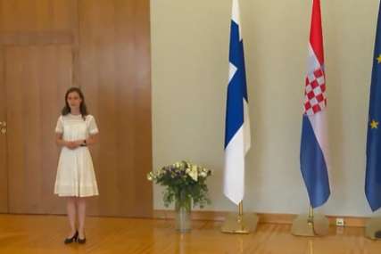 Finska premijerka čekala Milanovića u sali za prijem u Zagrebu: Razgledala umjetnine s prekrštenim rukama na leđima (VIDEO)