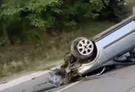 Teška saobraćajna nesreća: Automobil na krovu, dijelovi vozila svuda po putu (VIDEO)