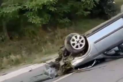 Teška saobraćajna nesreća: Automobil na krovu, dijelovi vozila svuda po putu (VIDEO)