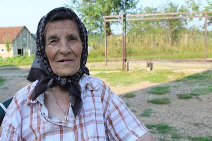 "Umjesto da rade, vucaju se po gradu i psuju državu" Savka u 95. godini ustaje u zoru, motiku ne ispušta iz ruku, a ima i poruku za omladinu (FOTO)