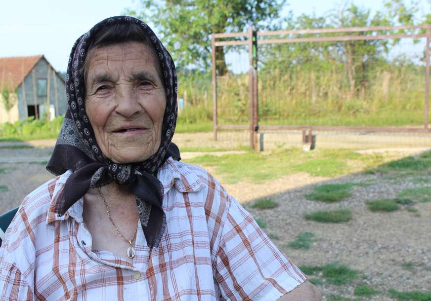 "Umjesto da rade, vucaju se po gradu i psuju državu" Savka u 95. godini ustaje u zoru, motiku ne ispušta iz ruku, a ima i poruku za omladinu (FOTO)