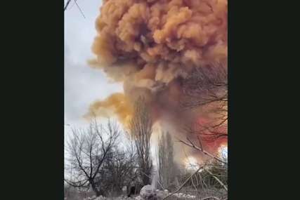 Oblak TOKSIČNOG GASA iznad Sjeverodonjecka: Snimak bombardovanja fabrike s hemikalijama u Ukrajini (VIDEO)