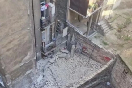 ZA DLAKU IZBJEGNUTA TRAGEDIJA Srušio se zid nasred dvorišta između dvije stambene zgrade (FOTO)