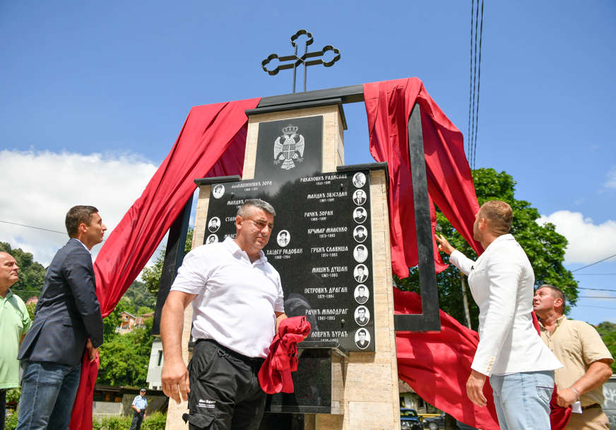 "Na ovaj način odužujemo se našim junacima" Otkriven spomenik palim borcima u Srpskim Toplicama (FOTO)