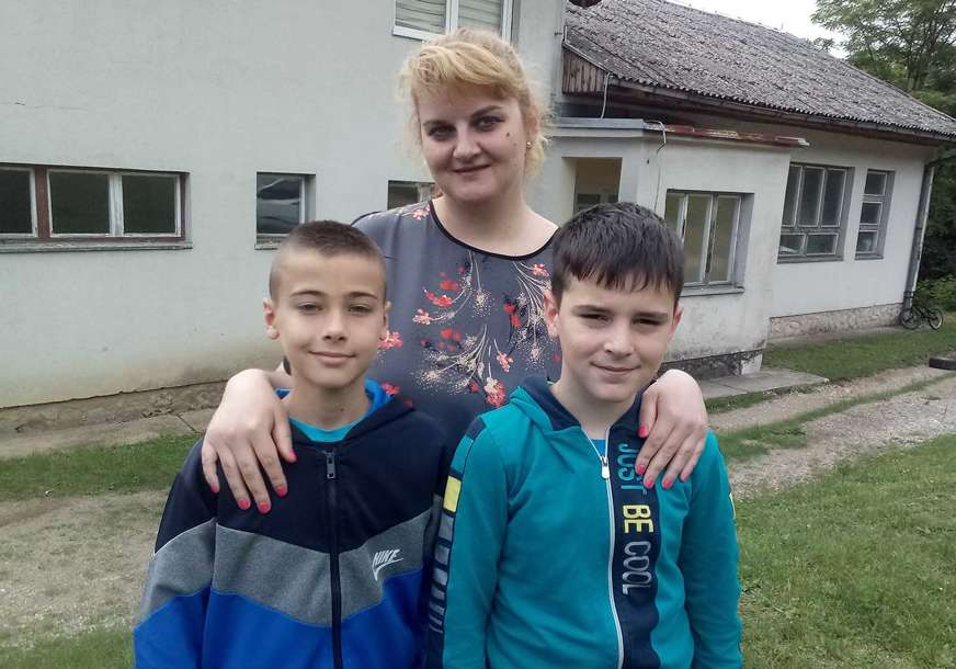 "Žao mi je što Mihajlo ide, ostaću sam" Sela pusta, rastaju se dva jedina đaka u školi (FOTO)