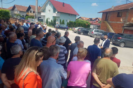 Odbornici SNSD preuzeli taktiku opozicije: U potrazi za glasovima kose i travu u naseljima