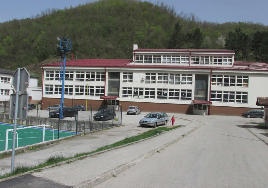 UČENICI VRAĆENI KUĆI U toku pregledi u školama u Istočnom Sarajevu, Trebinju i Srebrenici