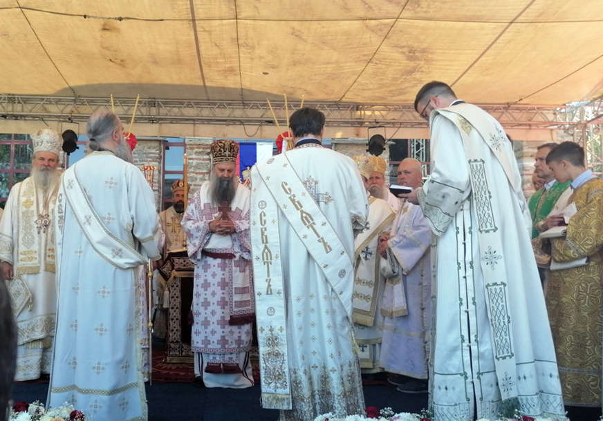 Počela liturgija u manastiru Gračanica: Patrijarh Porfirije će služiti parastos kosovskim junacima (FOTO)