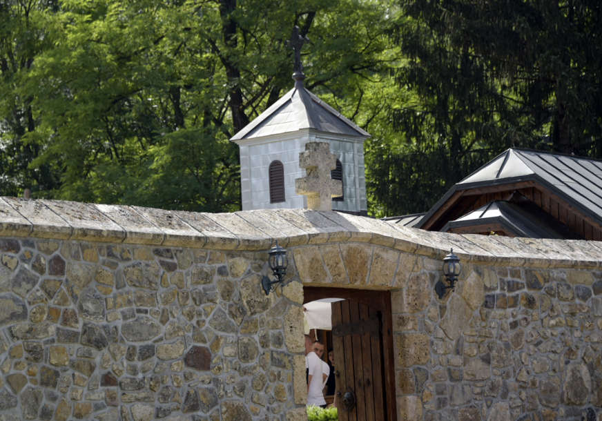 Počelo obilježavanje krsne slave VRS: U manastiru Gomionica služi se liturgija i parastos (FOTO)