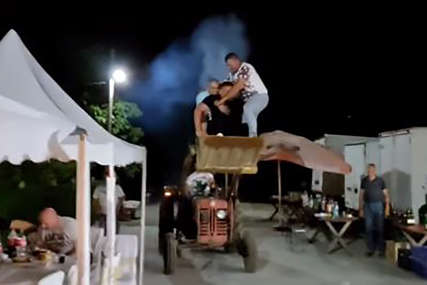 Ovo ima samo kod Srba: Pjevačica na zaprežnim kolima, traktor pod šatorom (VIDEO)
