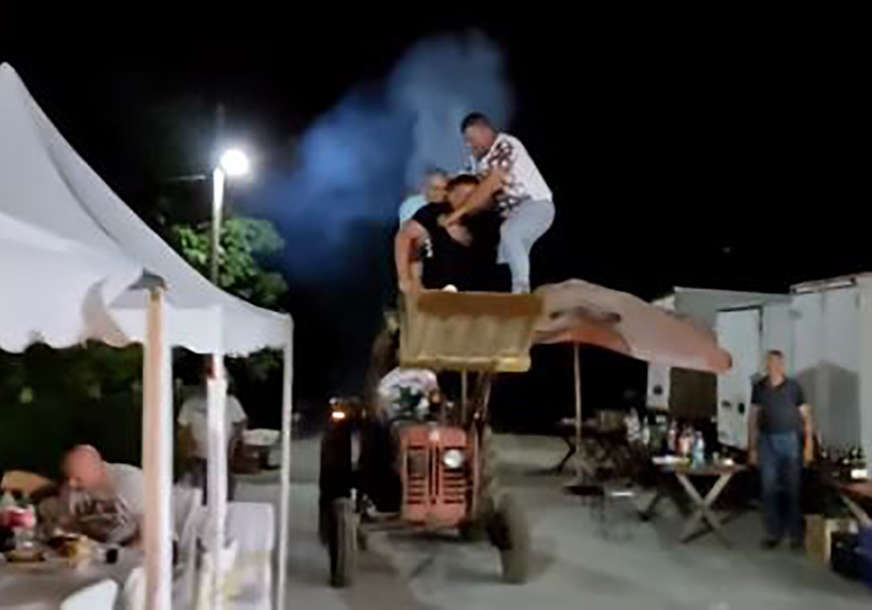 Ovo ima samo kod Srba: Pjevačica na zaprežnim kolima, traktor pod šatorom (VIDEO)