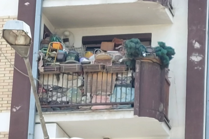 "Nije zla, treba joj pomoć" Pretvorila balkon u deponiju, smeće prijeti prolaznicima (VIDEO, FOTO)