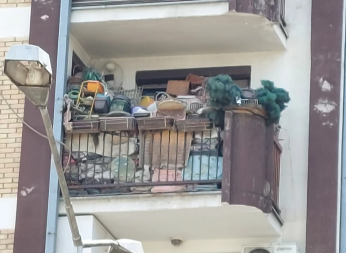 "Nije zla, treba joj pomoć" Pretvorila balkon u deponiju, smeće prijeti prolaznicima (VIDEO, FOTO)