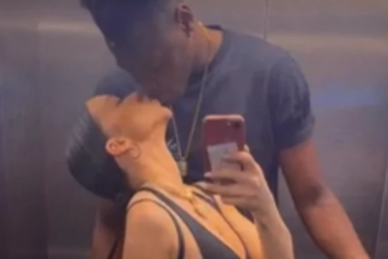 (FOTO) PJEVAČICA (24) ČEKA DRUGO DIJETE SA FUDBALEROM Na utakmici pokazala trudnički stomak, izjavila da želi mnogo djece