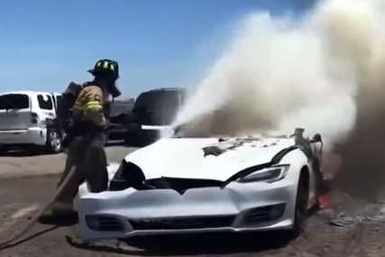 Metode gašenja su drugačije: Tesla se zapalio na otpadu tri nedjelje nakon udesa (VIDEO, FOTO)