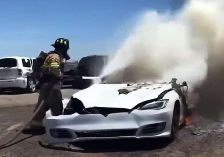Metode gašenja su drugačije: Tesla se zapalio na otpadu tri nedjelje nakon udesa (VIDEO, FOTO)