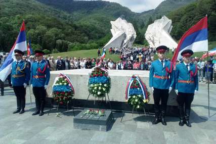 POLOŽENI VIJENCI Na Tjentištu počelo obilježavanje 79 godina od bitke na Sutjesci (FOTO)