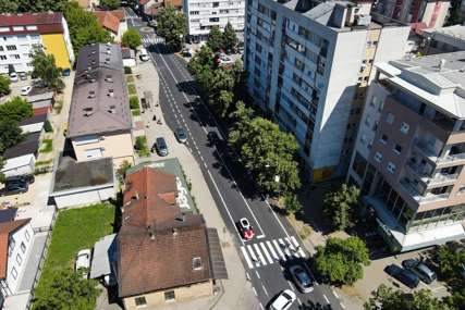 Eksperimentalni kružni tok i biciklistička staza: Postavljen novi asfalt u Ulici cara Lazara (FOTO)