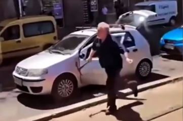 ZASTRAŠUJUĆE SCENE Vozač iz automobila izvadio budak i pojurio motoristu, sve se desilo usred bijela dana (VIDEO)