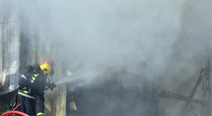 Bukti plamen, crni dim se širi: Požar u fabrici čarapa u Loznici (FOTO)