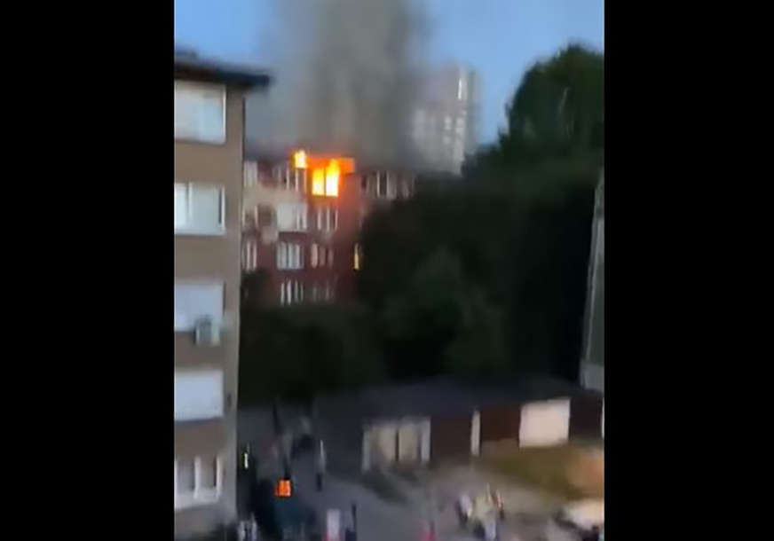 Stanari u nevjerici posmatraju strašne prizore: Vatrogasci se bore s požarom u Zenici, vatra se proširila i na krov zgrade (VIDEO)