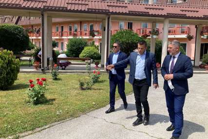 Unapređen kvalitet usluga za korisnike: Ministar Šeranić posjetio Dom za starije u Istočnom Sarajevu (FOTO)