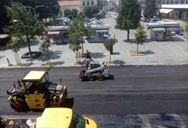 RADI SE PUNOM PAROM Počelo asfaltiranje glavne gradske saobraćajnice