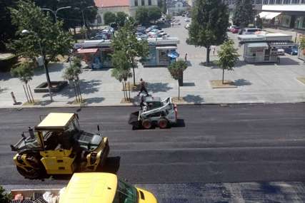 RADI SE PUNOM PAROM Počelo asfaltiranje glavne gradske saobraćajnice
