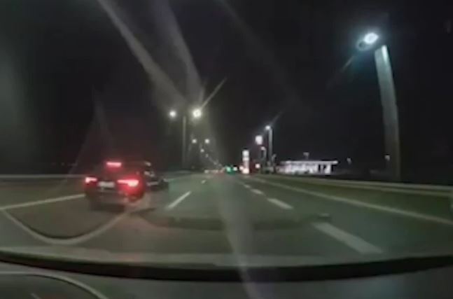 DIVLJA VOŽNJA Vozač "audija" namjerno zakočio na auto-putu, pukom srećom izbjegnuta tragedija (VIDEO)