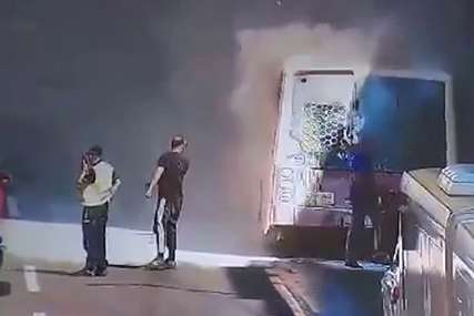 BUKTINJA NASRED ULICE Gori autobus, vatrogasci na terenu (VIDEO)