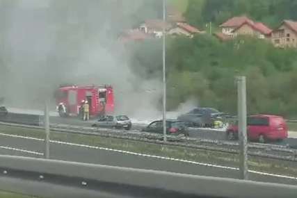 Na auto-putu kod Sarajeva se ZAPALIO AUTOMOBIL, vatrogasci brzo reagovali (VIDEO)