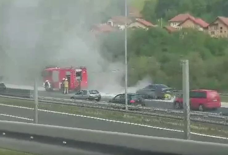 Na auto-putu kod Sarajeva se ZAPALIO AUTOMOBIL, vatrogasci brzo reagovali (VIDEO)