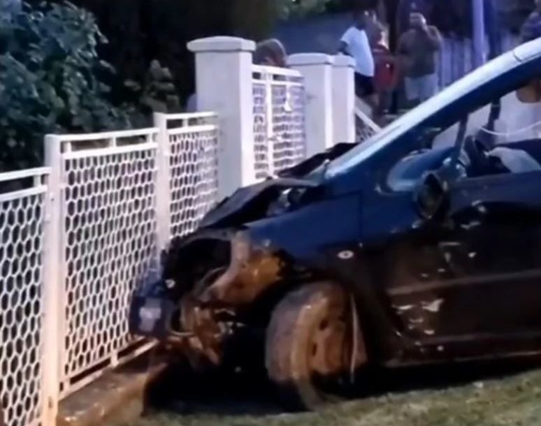 Jeziv prizor: Automobil uletio u dvorište i razvalio ogradu (VIDEO)