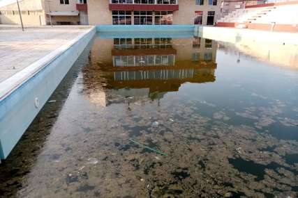Puni žaba i prljave vode: Jedini bazen u gradu Prijedoru postao "žabokrečina" (FOTO)