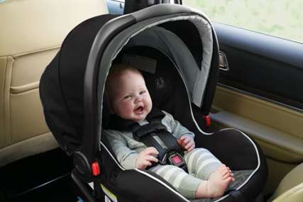 TRAGEDIJA IZBJEGNUTA ZA DLAKU Ostavili bebu u zaključanom užarenom autu, u vozilu bilo više od 50 stepeni