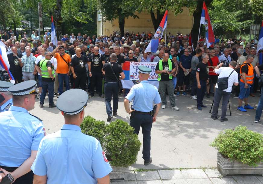 "Sprovesti zaključke sa POSEBNE SJEDNICE NSRS" Nezadovoljni borci došli pred parlament Srpske (VIDEO, FOTO)