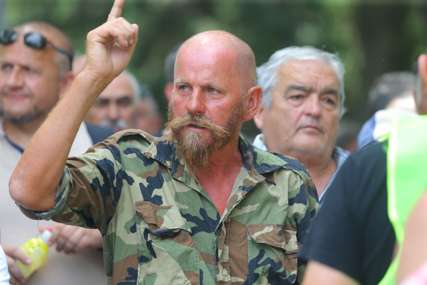 „Hvali se, kao da daje 1.000 KM” Minić OBEĆAO  DODATAK OD 5 KM, borci ga podsjetili na PASULJ I HLJEB 