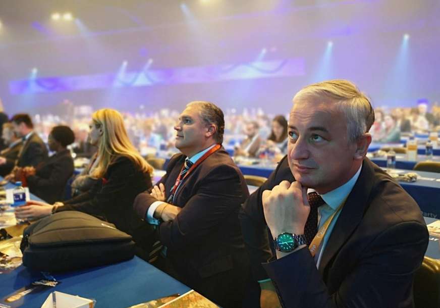 "Korupciju svesti na najnižu moguću stopu" Borenović na Kongresu Evropske narodne stranke (FOTO)