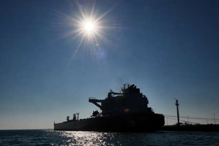 Igre s ruskom naftom: Brodovi se okupljaju uz obalu Afrike, gase GPS...