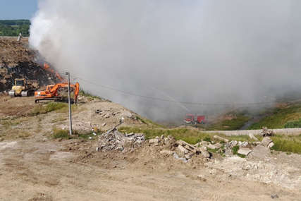"Gašenje požara otežano" Vatrogasci na deponiji u Ramićima, širi se gusti dim i smrad (VIDEO, FOTO)