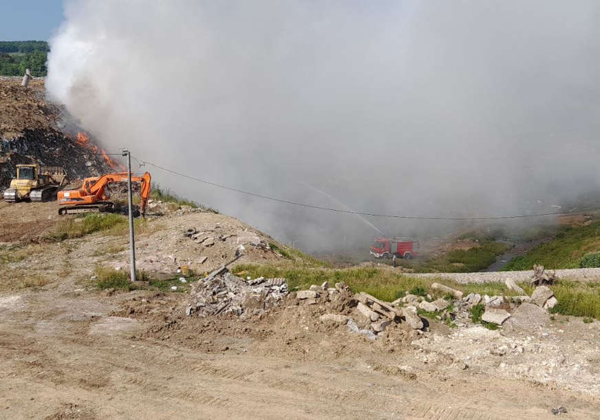 "Gašenje požara otežano" Vatrogasci na deponiji u Ramićima, širi se gusti dim i smrad (VIDEO, FOTO)