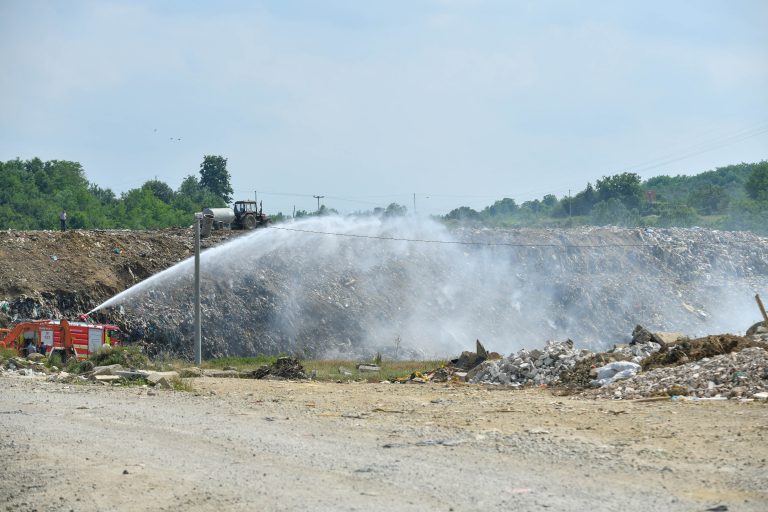 Naložena i kontrola kvaliteta vazduha: Savić poručio da je požar na deponiji u Ramićima lokalizovan