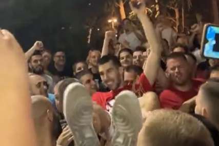 LUDNICA NAKON TROFEJA Dobrić na rukama navijača, Kalinić "zapalio masu" (VIDEO)