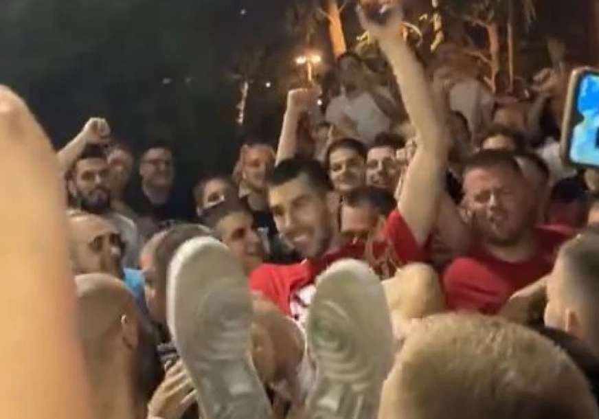 LUDNICA NAKON TROFEJA Dobrić na rukama navijača, Kalinić "zapalio masu" (VIDEO)